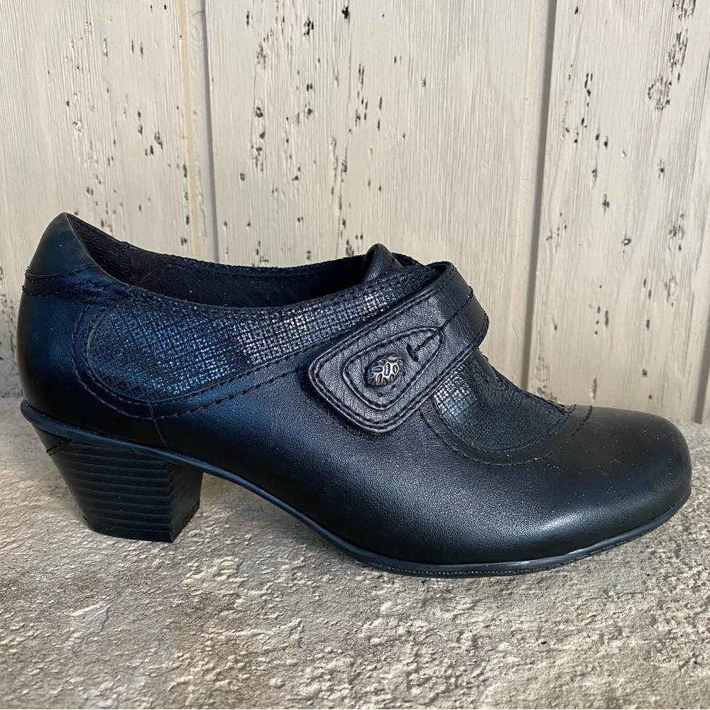 Women’s Earth shoes with stacked heel.